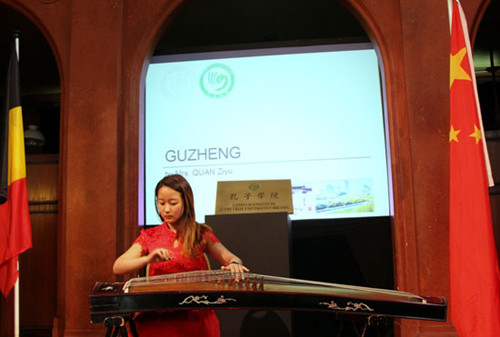 在孔子學院成立揭幕儀式上進行古箏表演。記者任彥攝