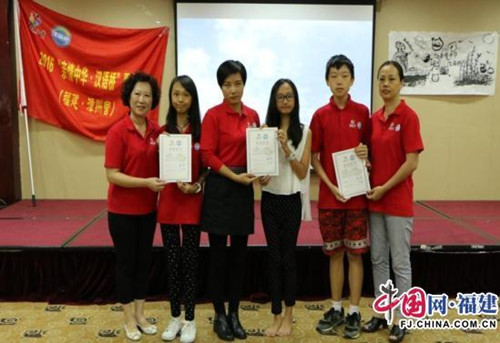 漳州市僑聯(lián)分別向營員們頒發(fā)結(jié)業(yè)證書