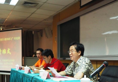 北京華文學(xué)院周虹院長致歡迎辭