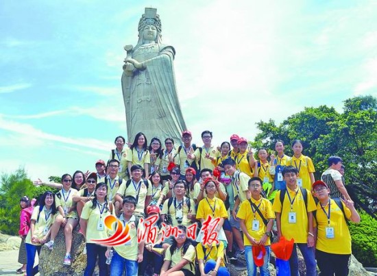 圖為營員們在媽祖石雕像前留影。