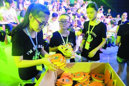 志愿者分發(fā)投票器。(劉建新