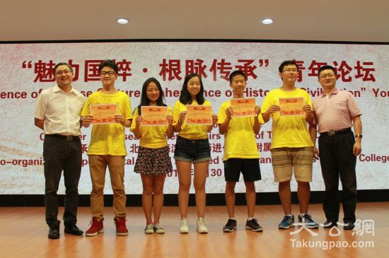 同學(xué)們喜獲獎狀。大公報(bào)記者江鑫嫻攝