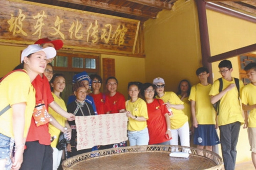 圖為華裔青少年一行在坡芽文化傳習館前開展文化交流活動。(盧雪麗