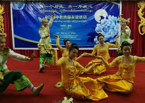 抹谷千佛中學的學生們表演節(jié)目