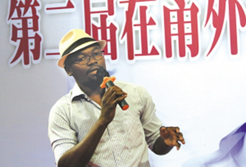 參賽的外籍人士用漢語(yǔ)演講。(記者