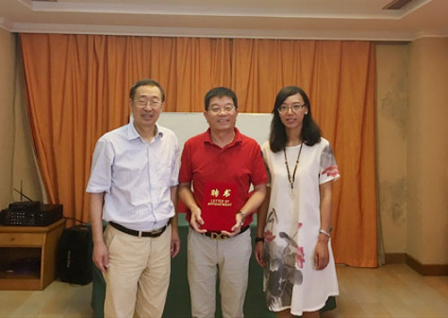 溫州大學(xué)向佛羅倫薩中文學(xué)校校長(zhǎng)潘世立頒發(fā)聘書