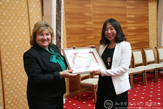 白俄羅斯信息部部長(zhǎng)莉莉婭·阿娜尼奇為劉素玲院長(zhǎng)頒發(fā)證書