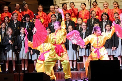 孩子們以達(dá)人秀的形式展示中文和中國(guó)文化的亮點(diǎn)(攝影