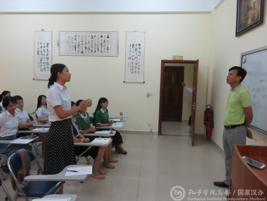語言課上學(xué)員進(jìn)行自我介紹