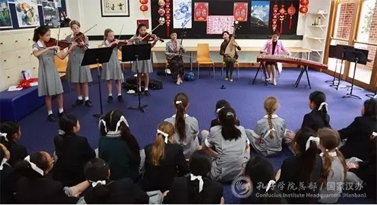 巡演團(tuán)在愛博私立女子學(xué)校與學(xué)生共同表演