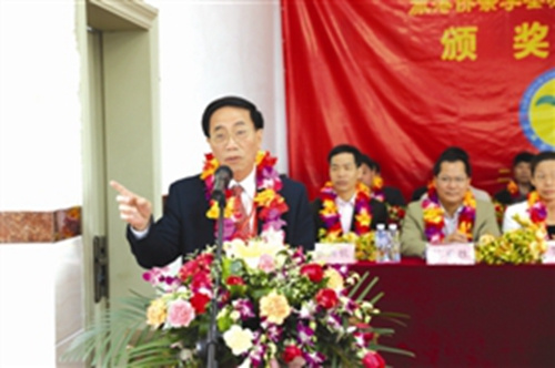 陳著遠每年都從菲律賓趕回家鄉(xiāng)為優(yōu)秀學子頒獎