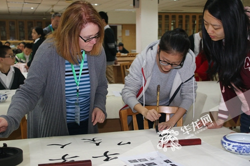 訪問團(tuán)體驗軟筆書法