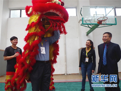 美國校長現(xiàn)場體驗(yàn)舞獅。新華網(wǎng)發(fā)(石薇攝)
