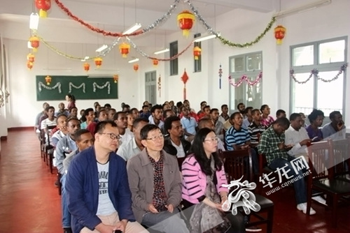 孔子學(xué)院師生認(rèn)真聽(tīng)取口腔護(hù)理科普講座