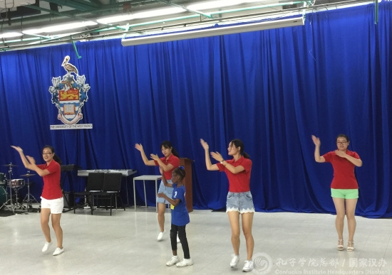 中國僑網(wǎng)孔院教師表演舞蹈《小蘋果》