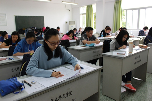 中國僑網(wǎng)學(xué)員們正在認(rèn)真考試