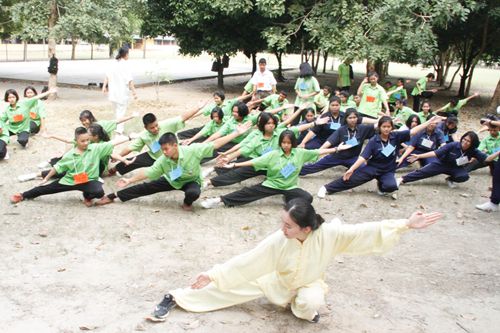 中國僑網(wǎng)孔院教師指導(dǎo)學(xué)生五步拳