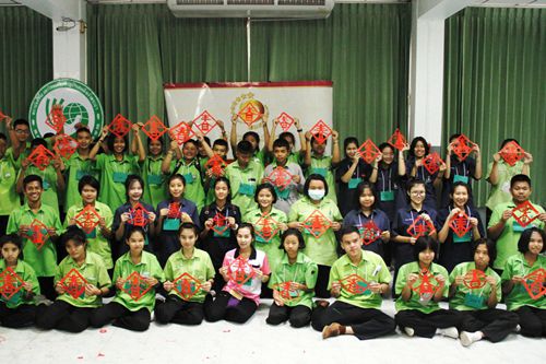 中國僑網(wǎng)學(xué)生們展示剪紙作品《春》