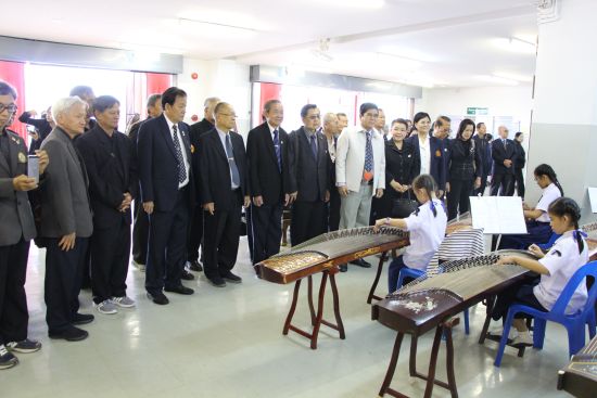 中國(guó)僑網(wǎng)代表團(tuán)參觀古箏演奏