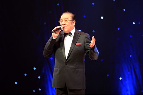 中國僑網楊洪基演唱《滾滾長江東逝水》《我和我的祖國》等