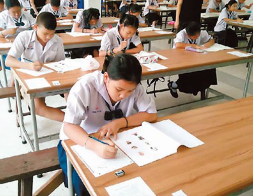 中國僑網(wǎng)圖為考試現(xiàn)場。