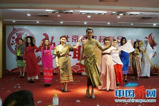 中國僑網(wǎng)華文學(xué)院藝術(shù)團表演舞蹈“東南情”。付強 攝