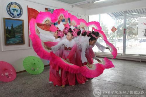 中國僑網(wǎng)賈拉拉巴德市奧斯曼諾夫中學(xué)學(xué)生表演《扇子舞》