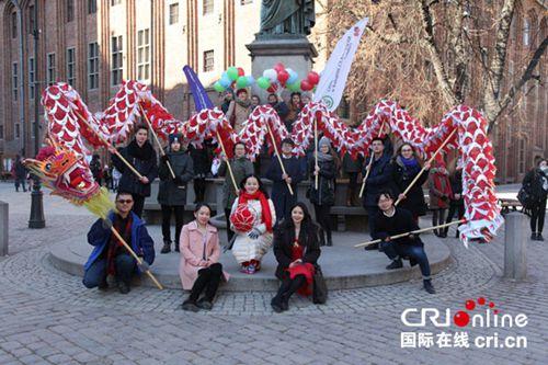 中國(guó)僑網(wǎng)參加舞龍的人員