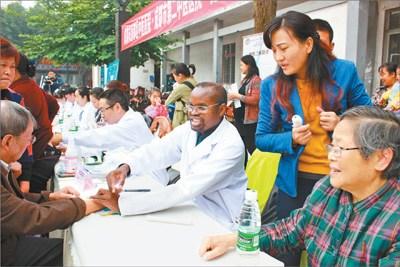 中國僑網(wǎng)迪亞拉正在為病人把脈。 本報記者 王明峰攝