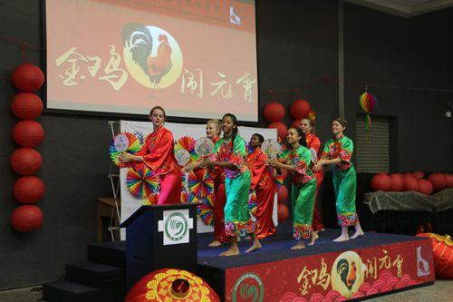 中國僑網學生表演舞蹈