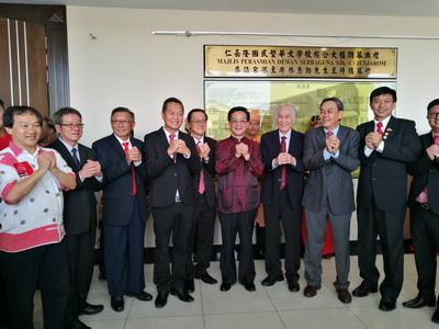 中國僑網(wǎng)合影
