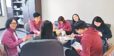 中國僑網(wǎng)圖為本文作者(左)和韓國學生在討論課上