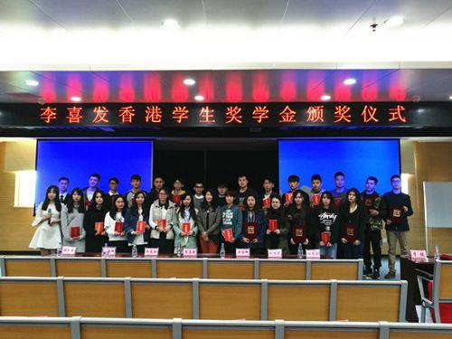 中國僑網(wǎng)李嘉燕與獲獎(jiǎng)學(xué)生合影