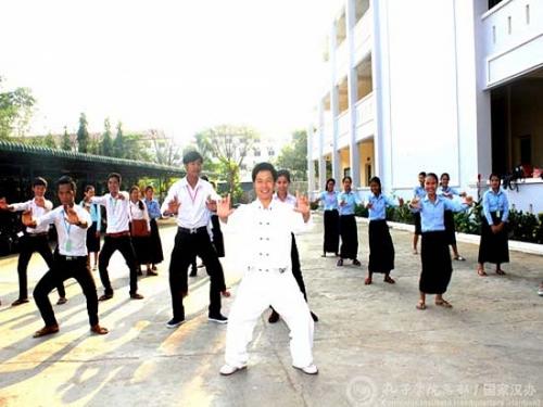 中國僑網(wǎng)大學(xué)生漢語班學(xué)習(xí)太極拳