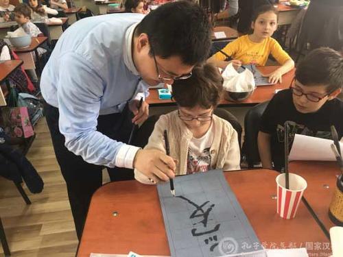 中國(guó)僑網(wǎng)當(dāng)?shù)貙W(xué)生體驗(yàn)中國(guó)書法