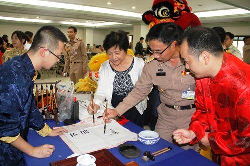 中國僑網泰國海軍少將森尼斯饒有興趣地學寫書法