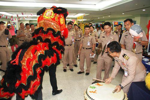 中國僑網軍官們的舞獅表演