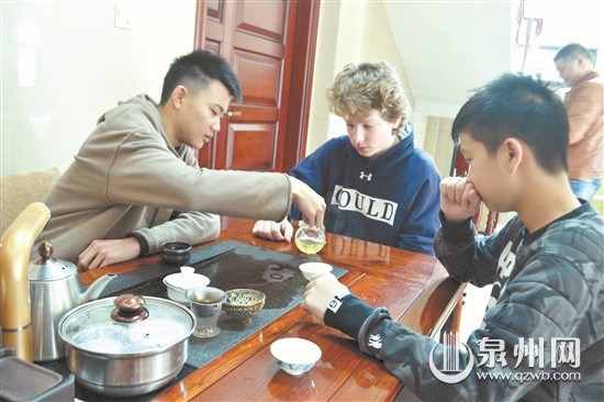 中國(guó)僑網(wǎng)美國(guó)中學(xué)生在泉州家庭里學(xué)泡鐵觀音茶
