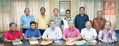 中國僑網(wǎng)李官仁(前左3)等呼吁大馬教育部將“維修撥款”改為“維修與建校撥款”。 (馬來西亞《光華日報》)