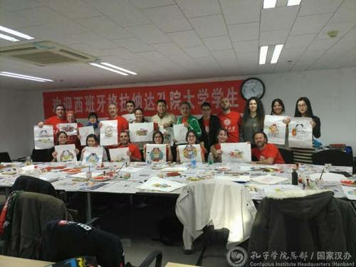 中國(guó)僑網(wǎng)學(xué)員體驗(yàn)“雕版印刷”與“年畫填色”中國(guó)傳統(tǒng)技藝