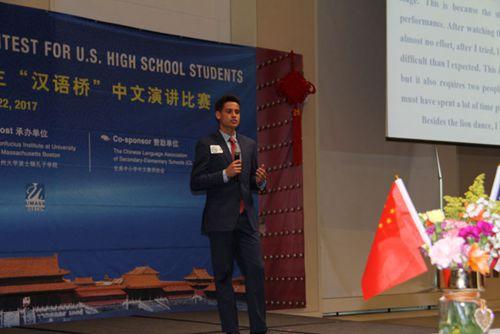 中國僑網(wǎng)圖為參加4月22日在麻州大學(xué)舉辦的“漢語橋”中文比賽的選手,來自新澤西州的翔力覓(Liam Schenk)。