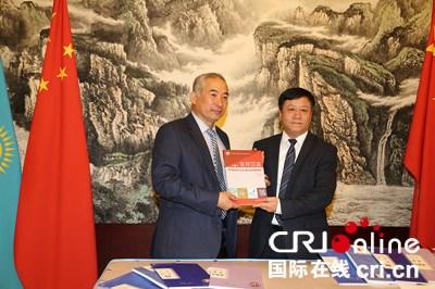 中國僑網(wǎng)贈(zèng)書儀式現(xiàn)場