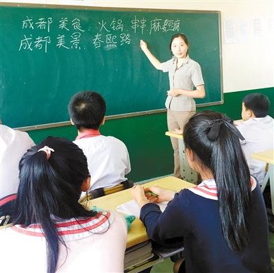 中國僑網成都女教師給老撾孩子介紹天府文化