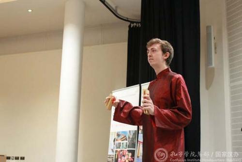 中國僑網(wǎng)“漢語橋”參賽學(xué)生表演節(jié)目。