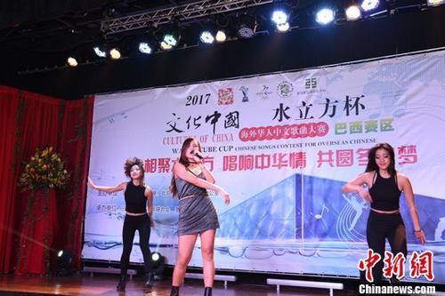 中國(guó)僑網(wǎng)資料圖:巴西華裔女歌手諸思瑤(中)演唱。中新社記者 莫成雄 攝