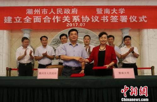 中國僑網(wǎng)暨南大學(xué)和潮州市12日簽署協(xié)議全面合作。 陳啟任 攝