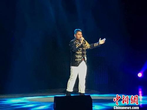 中國(guó)僑網(wǎng)陳學(xué)楊演唱《等待》 馬秀秀 攝