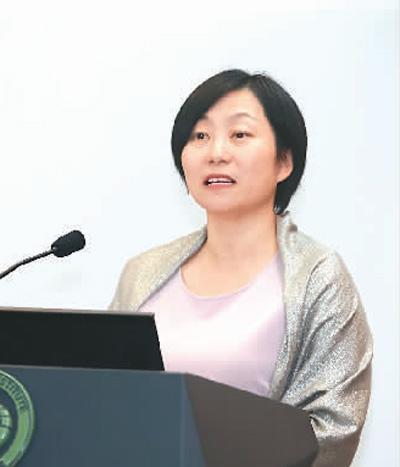 中國(guó)僑網(wǎng)鄧瀅在孔子學(xué)院開放日演講。