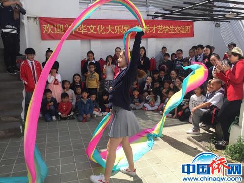 中國僑網(wǎng)才藝團的小演員在表演