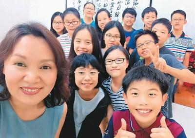 中國僑網(wǎng)圖為汪潔(左一)和她的學(xué)生們。 資料圖片